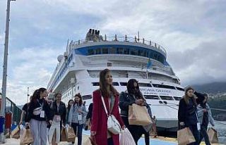 Amasra sezonun ilk kruvaziyerini ağırladı