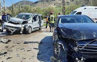 Amasya’da iki araç kafa kafaya çarpıştı: 7...