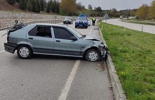 Amasya’da otomobil bariyerlere çaptı: 2 yaralı