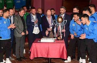 Anadolu Üniversitesi şampiyonluk pastasını kesti