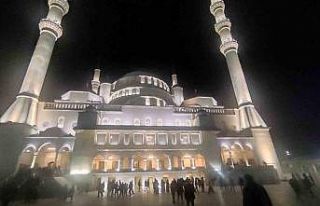 Ankara’da vatandaşlar Kadir Gecesi’nde camilere...
