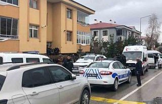 Anne ve babasına bıçakla saldırdı