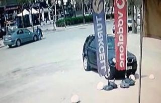 Anne ve bebek arabasındaki çocuklara otomobil çarptı