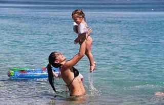 Antalya’da bahar sıcaklığı sahilleri doldurdu