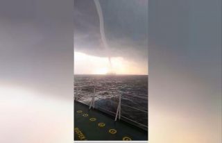 Antalya’da denizde oluşan dev hortum tanker gemisinden...