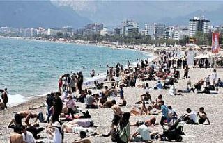 Antalya’da dünyaca ünlü sahilde bayram yoğunluğu...