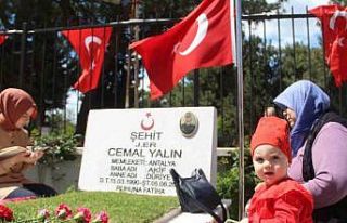 Antalya’da mezarlıklarda ziyaretçi yoğunluğu...