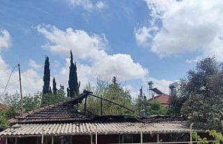 Antalya’da müstakil ev alevlere teslim oldu