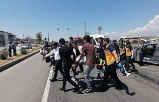 Antalya’da yaya geçidinde bekleyen otomobile arkadan...