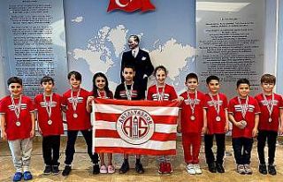 Antalyasporlu küçük kulaçlar 23 Nisan’da coştu