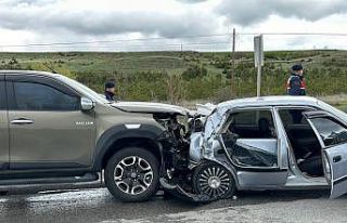 Arazi aracı otomobile çarptı, 8 kişi yaralandı