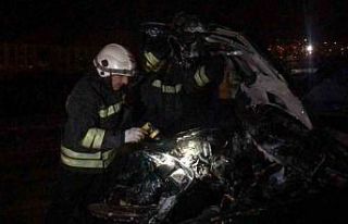 Aydınlatma direğine çarpan otomobil alev aldı:...