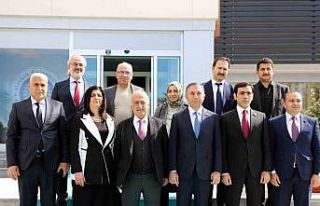 Azerbaycan Milletvekilleri Rektör Çomaklı’yı...