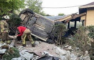 Bahçelievler’de otomobil kafenin bahçesine uçtu:...