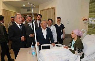 Bakan Akar ile Başkan Büyükkılıç’tan hastanede...