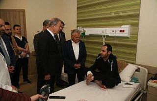 Bakan Akar, Kayseri Şehir Hastanesi’nde hastaları...