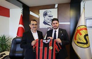 Bakan Dönmez Eskişehirspor’u ziyaret etti