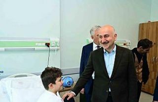 Bakan Karaismailoğlu: "Bugün bayram ama bizim...