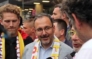 Bakan Kasapoğlu, Göztepeli taraftarla buluştu,...