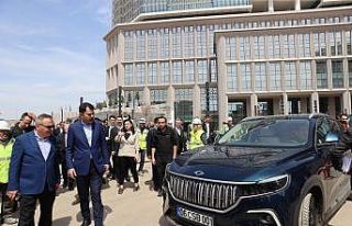 Bakan Kurum, Togg’un şoför koltuğuna geçerek...