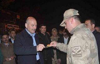 Bakan Soylu, Yeni Köprü’de asker ve vatandaşlara...