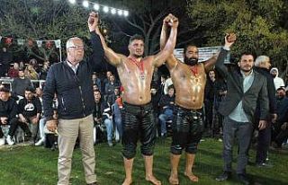 Balıkesir’de gece güreşlerini 5 bin kişi izledi