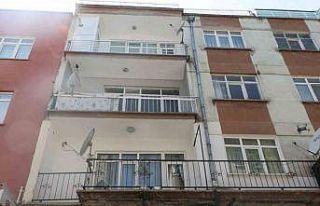Balkon betonundan çıkan ağaç görenleri hayrete...