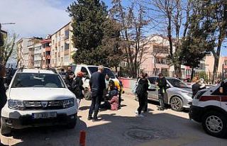 Bankaya ait araç çocuklu kadına çarptı