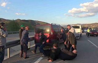 Bariyere çıkan aracı kurtarırken altında kalmaktan...