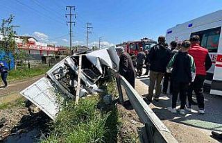 Bariyerlere saplanan otomobil paramparça oldu