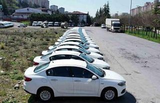 Başakşehir’de boş arazide stoklanmış araçlar...