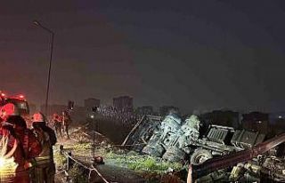 Başakşehir’de iplik yüklü kamyon ağaçlık...