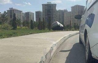Başakşehir’de virajı alamayan sürücü çayırlık...
