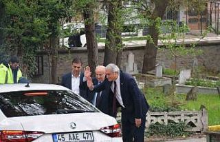 Başkan Bakkalcıoğlu, mezarlık ziyaretinde hemşehrilerinin...