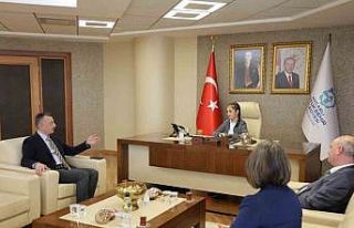 Başkan Büyükakın makamını Azranur’a bıraktı