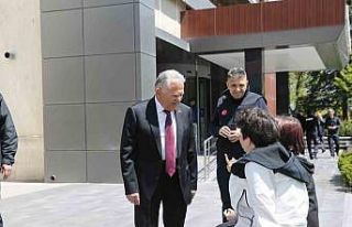 Başkan Büyükkılıç, yemekhanede personel ve vatandaş...