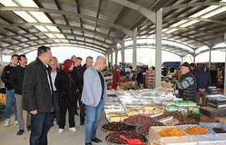 Başkan Çalışkan, pazar esnafı ve vatandaşlarla...