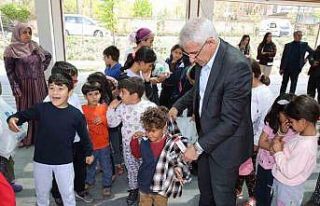 Başkan Güder, depremzede çocukların yüzünü...