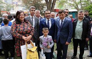 Başkan Kalaycı, belediye personeli ve vatandaşlarla...