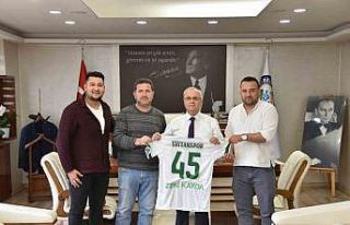 Başkan Kayda’ya forma hediye ettiler