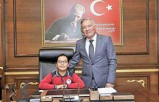 Başkan kepenek koltuğunu küçük Büşra’ya devretti