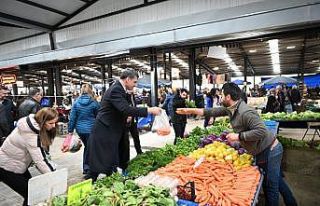 Başkan Kocaman pazar alışverişinde