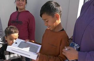 Başkan Muhittin Böcek depremzede öğrencilere tablet...