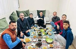 Başkan Özcan iftarda depremzede aileye misafir oldu