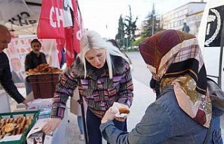 Başkan V. Subaşı işçilere simit ve meyve suyu...