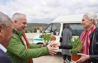 Başkan V. Subaşı mezarlık ziyaretine gelen vatandaşlara...