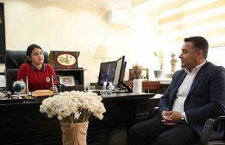 Başkan Yücel koltuğunu 4. sınıf öğrencisi Buğlem’e...