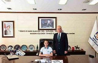 Başkan Zolan, koltuğunu 4. sınıf öğrencisine...