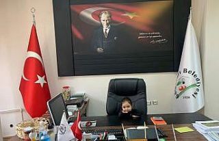 Başkanlık koltuğunu  çocuklara devretti