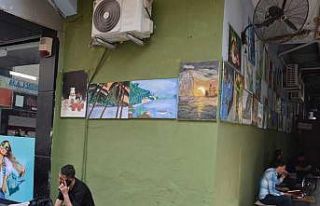 Batman’da çay ocağında hem kitap okuyorlar hem...